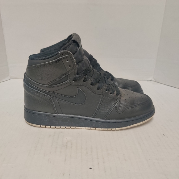 Jordan retro 1 black perforated sz 7 women/ 5.5y - Picture 3 of 8